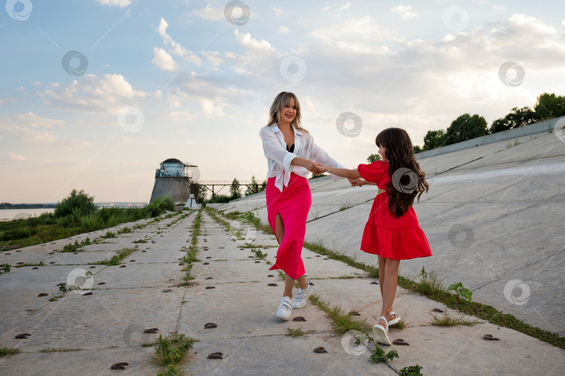 Скачать Мама и маленькая дочка весело проводят время на природе на открытом воздухе фотосток Ozero