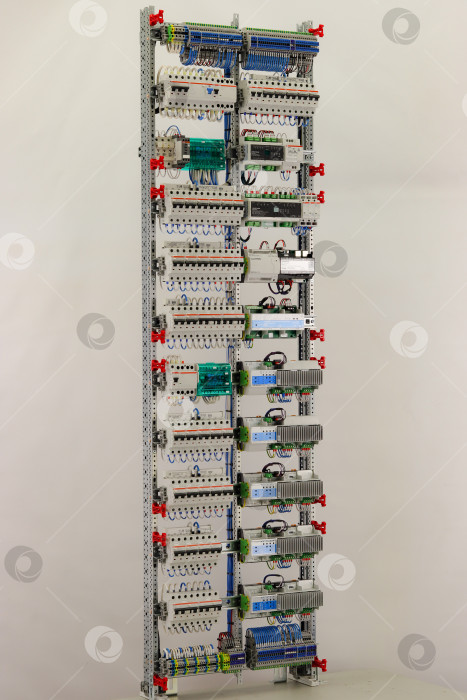 Скачать Электрический распределительный щит для квартиры на автоматах защиты ABB, Crestron, Lutron. фотосток Ozero