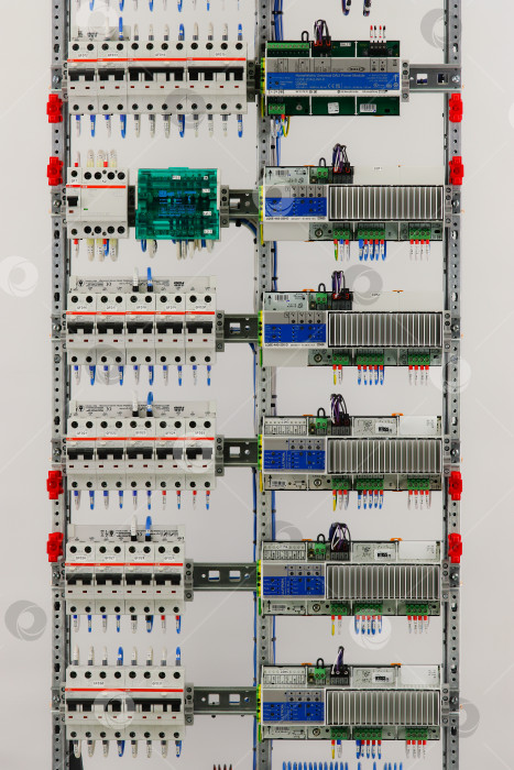 Скачать Электрический распределительный щит для квартиры на автоматах защиты ABB, Crestron, Lutron. фотосток Ozero