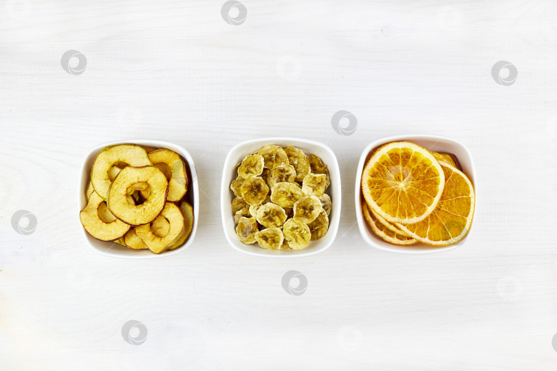 Скачать Ломтики сухофруктов: апельсин, яблоко, банан на тарелочке. фотосток Ozero