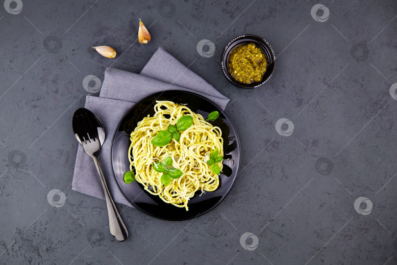 Скачать Итальянская паста спагетти с песто, пармезаном и базиликом фотосток Ozero