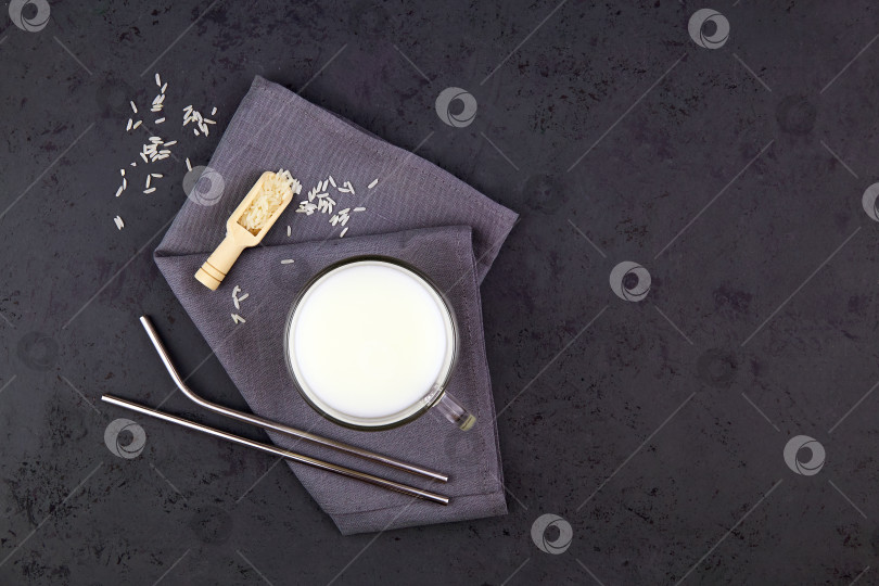 Скачать Рисовое молоко в стеклянной кружке на темно-сером фоне. фотосток Ozero
