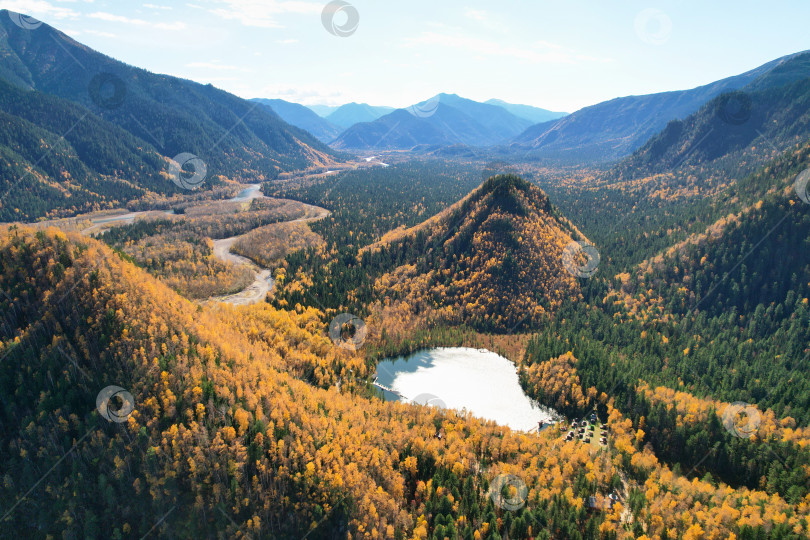 Скачать Прекрасный осенний пейзаж с воздуха. Озеро в осеннем лесу фотосток Ozero