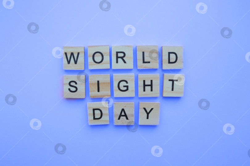 Скачать 12 октября, Всемирный день зрения, минималистичный баннер с надписью деревянными буквами фотосток Ozero