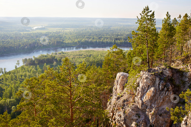 Скачать Прекрасный вид с обрыва на скалы, лес, реку летним днем. фотосток Ozero