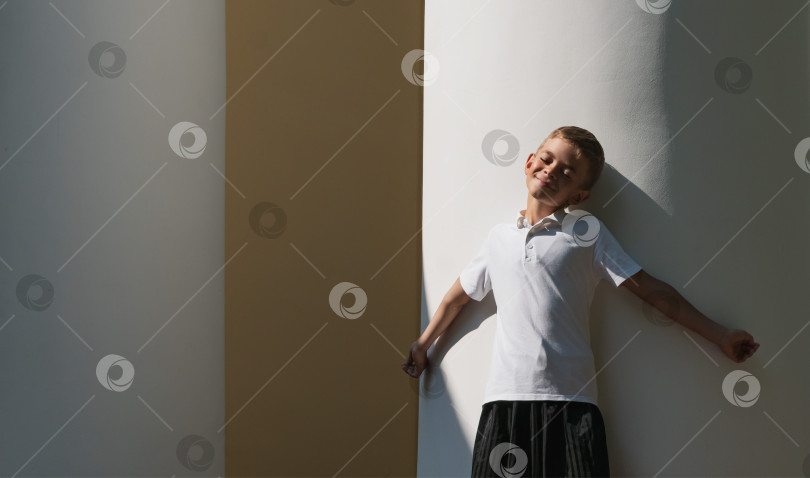 Скачать Маленький мальчик прогуливается возле большого дома фотосток Ozero