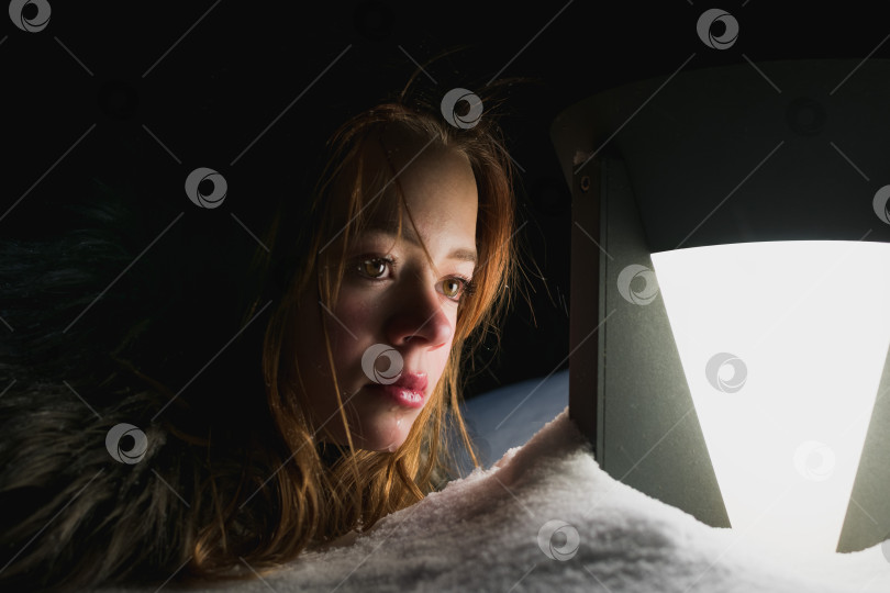 Скачать Молодая девушка играет ночью в снегу фотосток Ozero