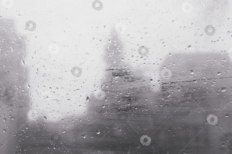 Скачать Капли дождя на оконном стекле фотосток Ozero