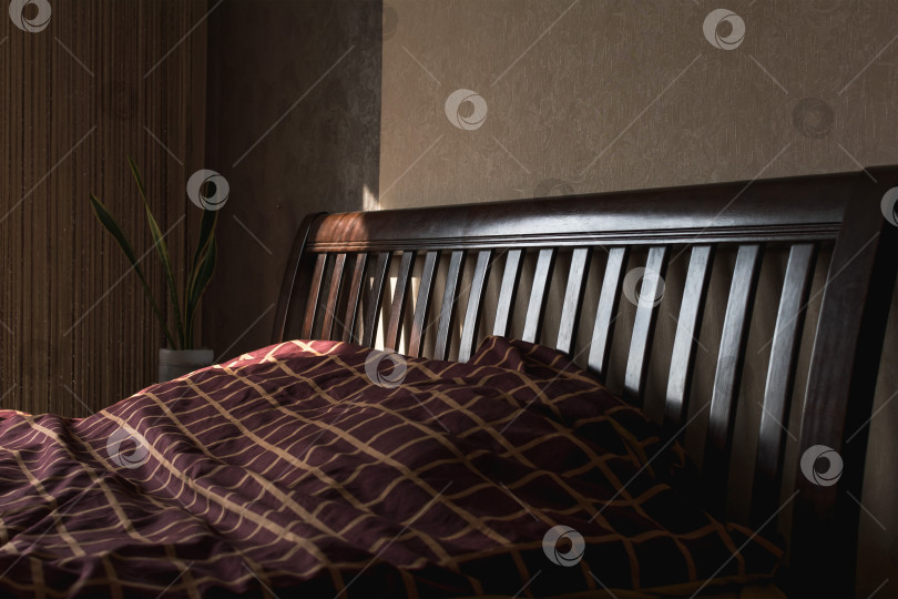 Скачать Деревянная кровать для сна в темной комнате фотосток Ozero