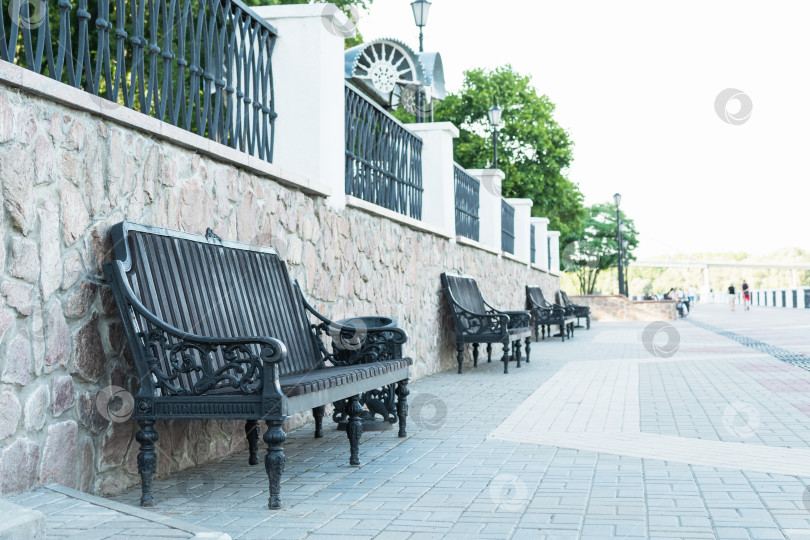 Скачать Декоративные скамейки на набережной фотосток Ozero