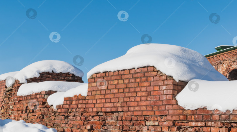 Скачать Старая разрушенная крепость под снегом фотосток Ozero