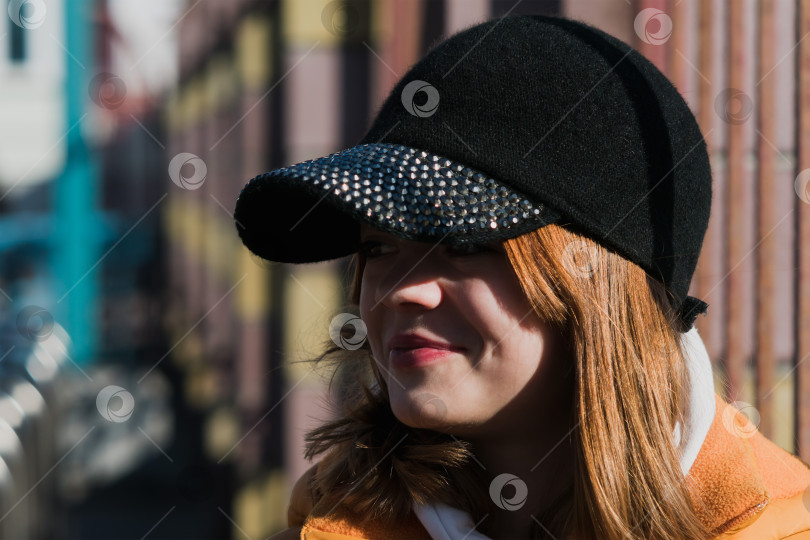 Скачать Портретное изображение молодой девушки на весеннем солнце фотосток Ozero