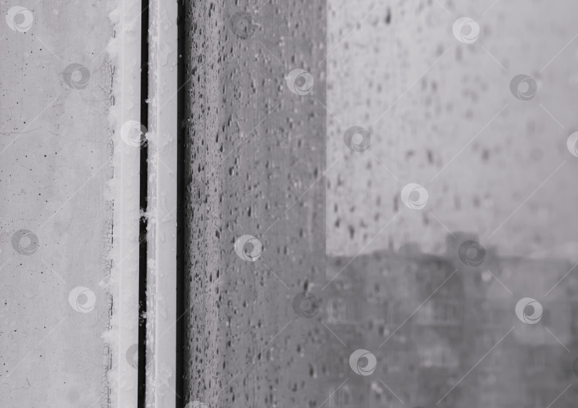 Скачать Капли дождя на оконном стекле фотосток Ozero