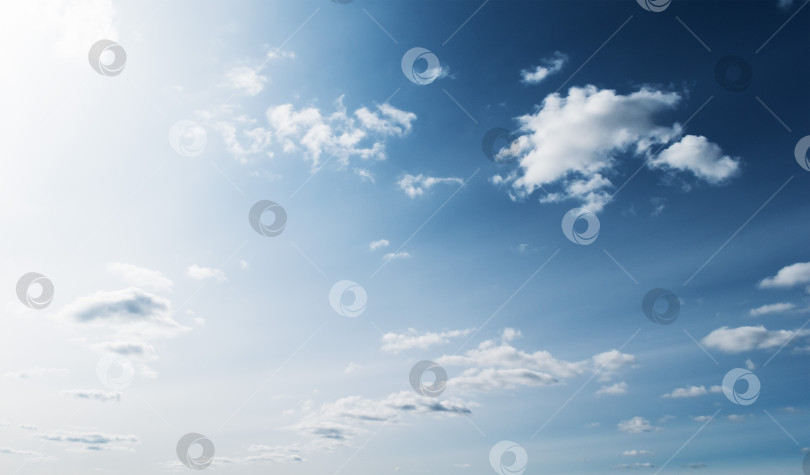 Скачать Белые облака на небе и солнце фотосток Ozero