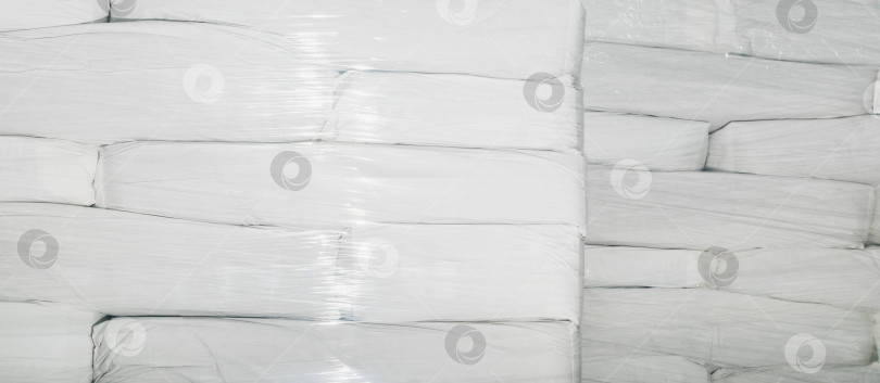 Скачать Бумажные пакеты для продуктов питания на складе сложены штабелями фотосток Ozero