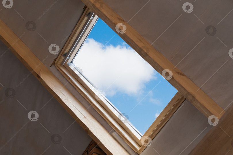 Скачать Фрагмент мансардного окна в строящемся доме фотосток Ozero