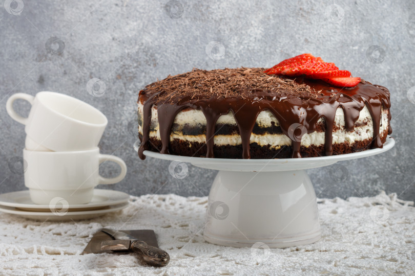 Скачать Домашний шоколадный торт с маскарпоне и клубникой. Деревенский стиль. День святого Валентина. Милый подарок. Избирательный фокус фотосток Ozero