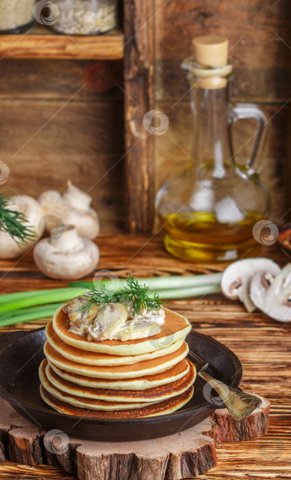 Скачать Блинчик (картофель, сыр) с грибами и сливочным соусом. Завтрак. Обед.  деревенский стиль. Избирательный фокус фотосток Ozero