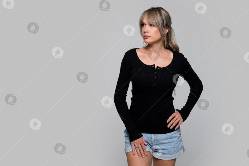 Скачать Женщина в черном платье с длинным рукавом и шортах на светлом фоне фотосток Ozero