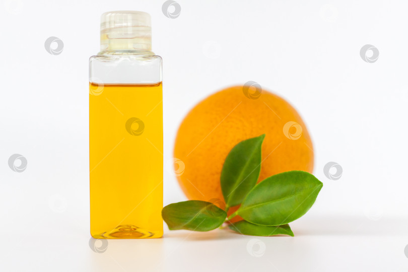 Скачать Апельсиновое масло для тела. Оранжевый цвет на белом фоне. Органическая СПА-косметика с растительными ингредиентами. фотосток Ozero