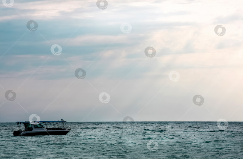 Скачать Море на закате. Морской пейзаж. фотосток Ozero