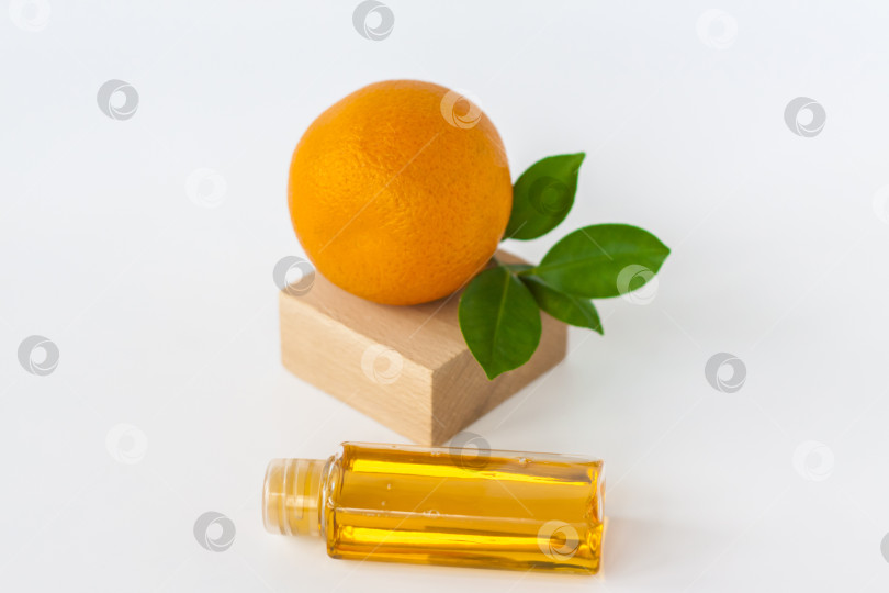 Скачать Апельсиновое масло для тела. Оранжевый цвет на белом фоне. Органическая СПА-косметика с растительными ингредиентами. фотосток Ozero