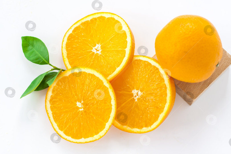 Скачать Нарежьте апельсин на белом фоне. Натуральный апельсиновый фрукт, нарезанный ломтиками. Витамин С. фотосток Ozero