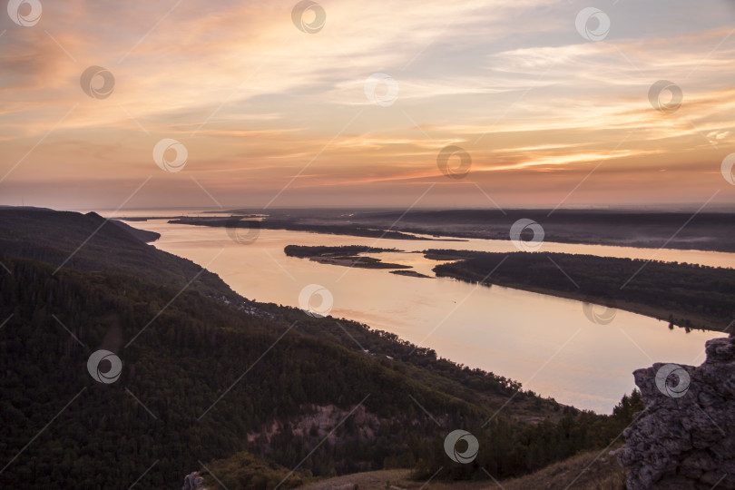 Скачать Река Волга, горы, закат над рекой в горах фотосток Ozero