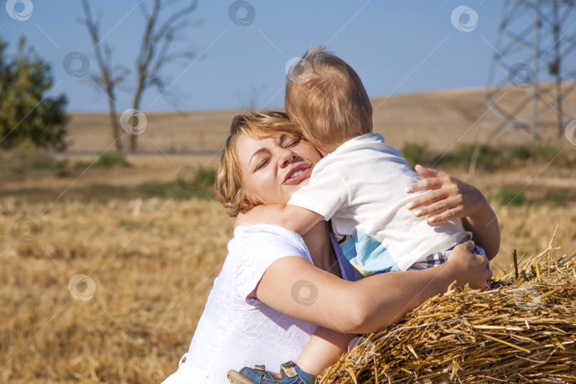 Скачать Живые эмоции матери и сына. Маленький ребенок и женщина испытывают чувства любви матери и сына. фотосток Ozero
