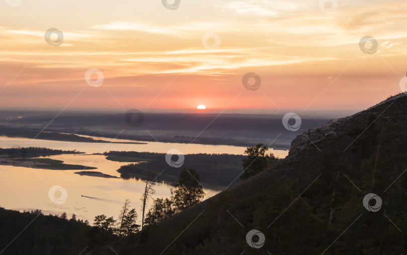 Скачать Река Волга, горы, закат над рекой в горах фотосток Ozero