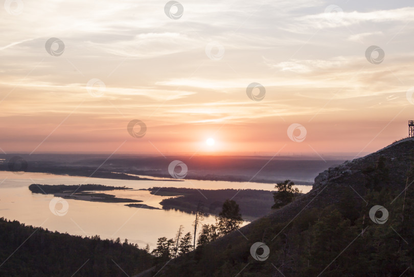 Скачать Река Волга, горы, закат над рекой в горах фотосток Ozero