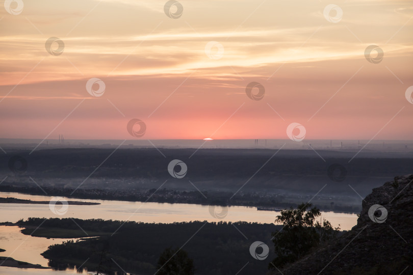 Скачать Река Волга, горы, закат над рекой в горах фотосток Ozero