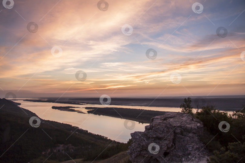 Скачать Река Волга, горы, закат над рекой в горах фотосток Ozero