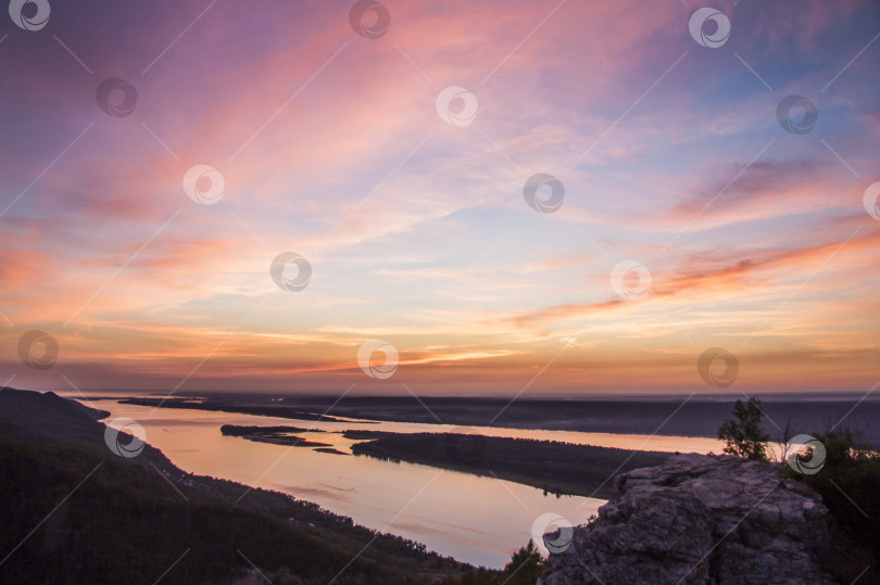 Скачать Река Волга, горы, закат над рекой в горах фотосток Ozero