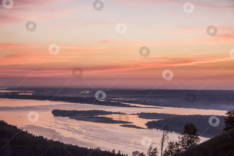 Скачать Река Волга, горы, закат над рекой в горах фотосток Ozero