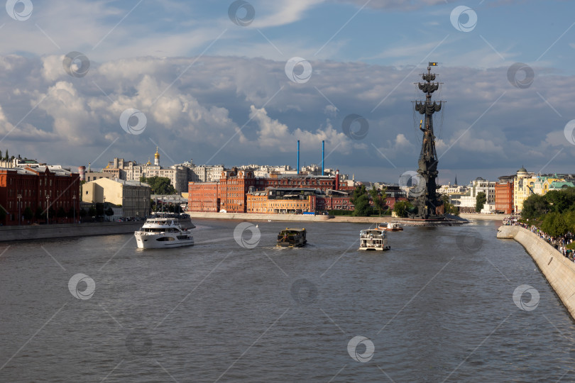 Скачать Москва. Россия. 16.07.2023. Вид на Памятникпетру и фотосток Ozero