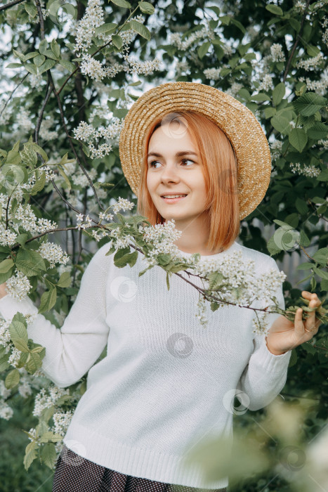 Скачать Портрет женщины в соломенной шляпке на фоне цветущей вишни. Бесплатный отдых на свежем воздухе, весенний цветущий сад. фотосток Ozero