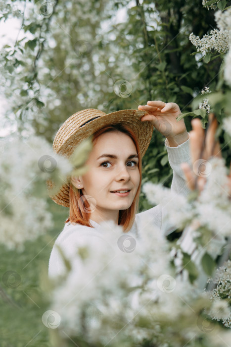 Скачать Портрет женщины в соломенной шляпке на фоне цветущей вишни. Бесплатный отдых на свежем воздухе, весенний цветущий сад. фотосток Ozero