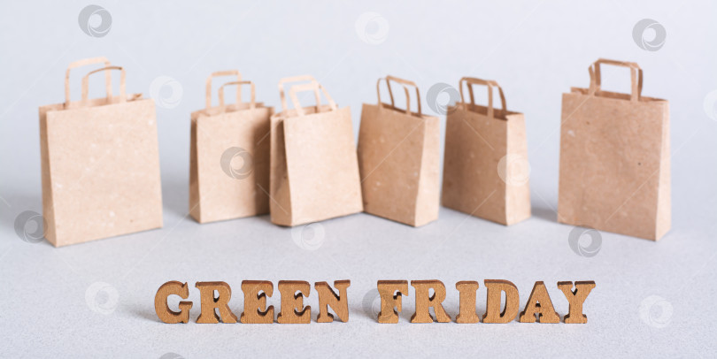 Скачать Концептуальная надпись Green Friday и бумажные пакеты на зеленом фоне веб-баннера фотосток Ozero