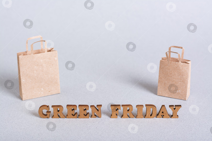 Скачать Концептуальная надпись "Зеленая пятница" и бумажные пакеты на зеленом фоне фотосток Ozero