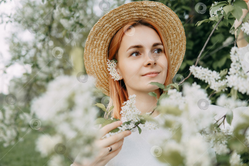 Скачать Портрет женщины в соломенной шляпке на фоне цветущей вишни. Бесплатный отдых на свежем воздухе, весенний цветущий сад. фотосток Ozero