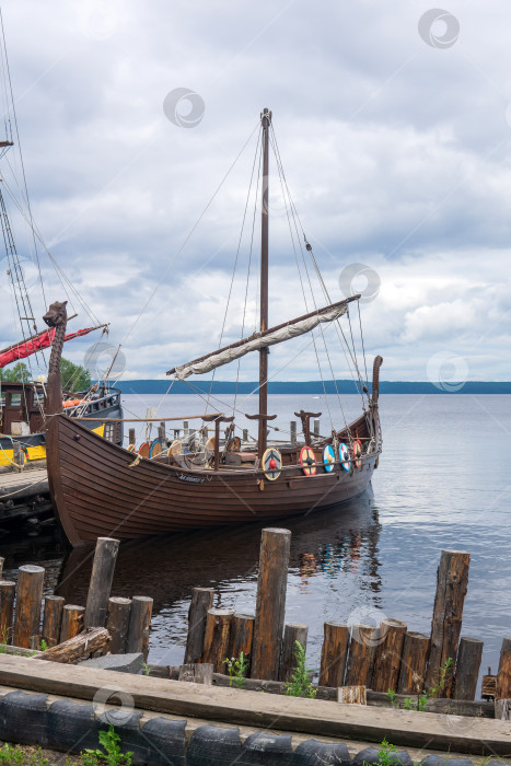 Скачать современные копии старинных парусников пришвартованы на пирсе у берега Онежского озера фотосток Ozero