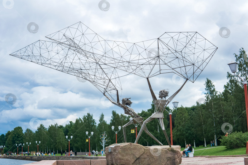 Скачать объект современного искусства, скульптура "Рыбаки" работы скульптора Рафаэля Консуэгры на набережной Петрозаводска, Карелия фотосток Ozero