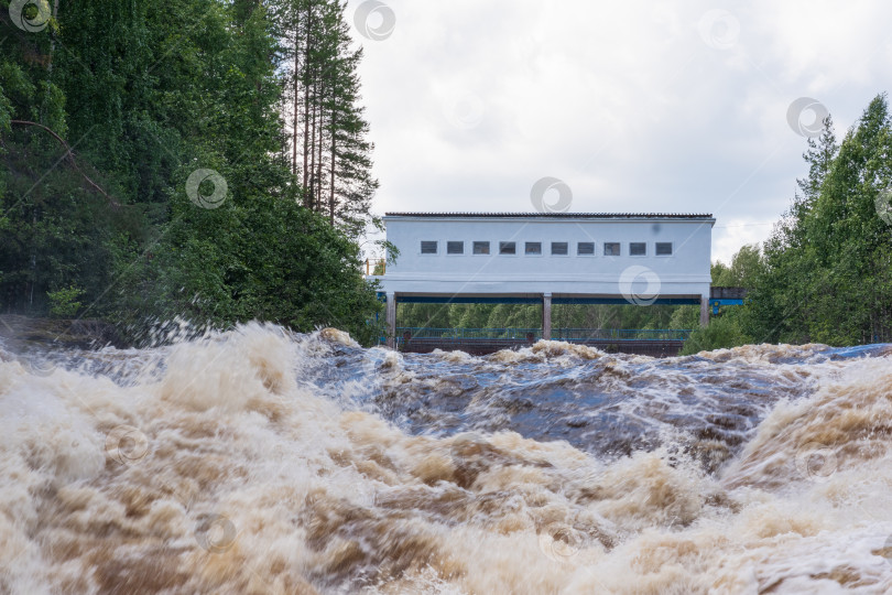 Скачать холостой сброс воды на небольшой гидроэлектростанции фотосток Ozero
