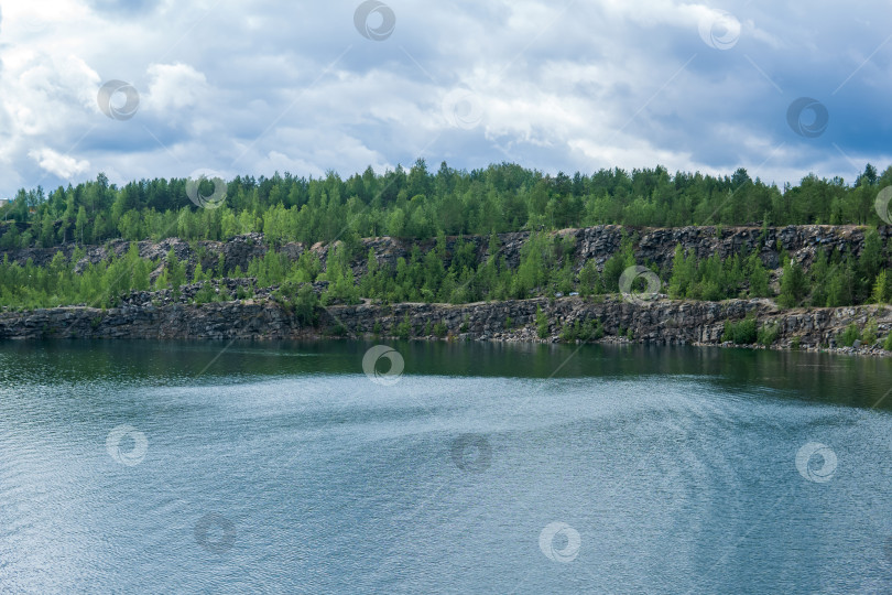 Скачать пейзаж с чистым озером на месте старого каменного карьера фотосток Ozero