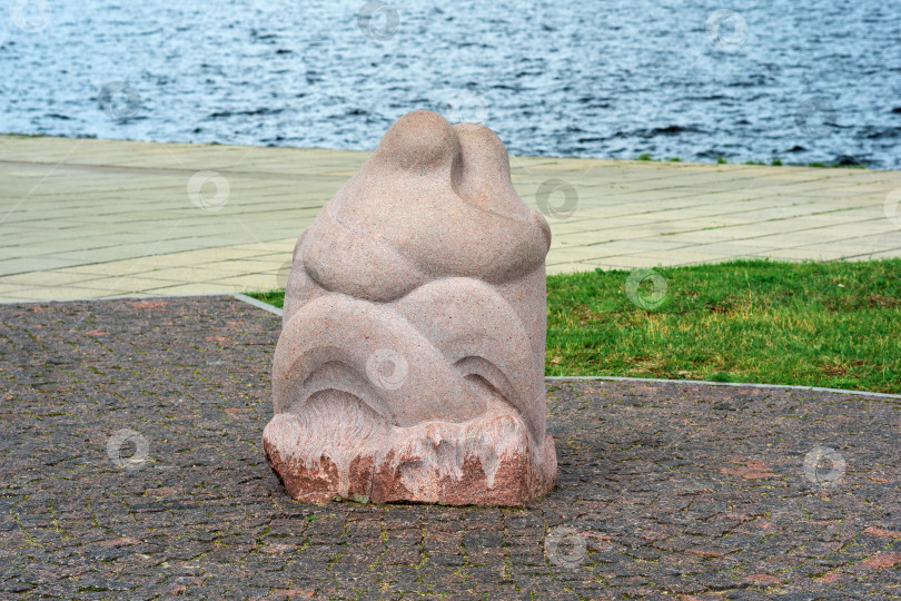 Скачать объект современного искусства, скульптура "Объятия" на набережной Петрозаводска, Карелия фотосток Ozero
