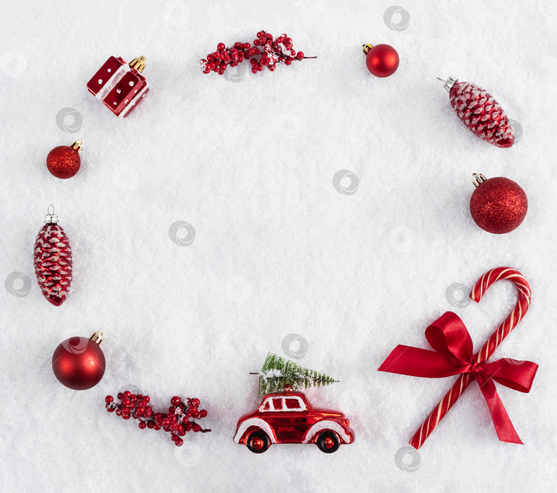 Скачать Красные новогодние игрушки в форме рамки на снегу фотосток Ozero