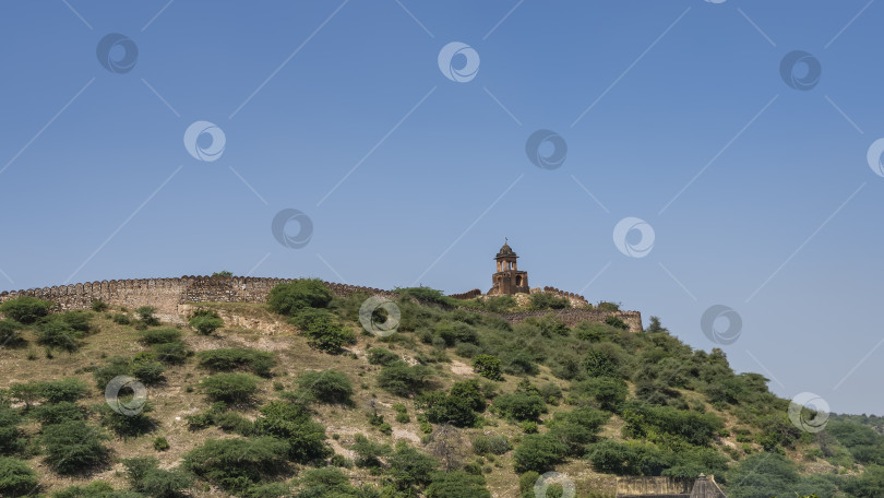 Скачать На гребне горы видна древняя оборонительная крепостная стена. фотосток Ozero