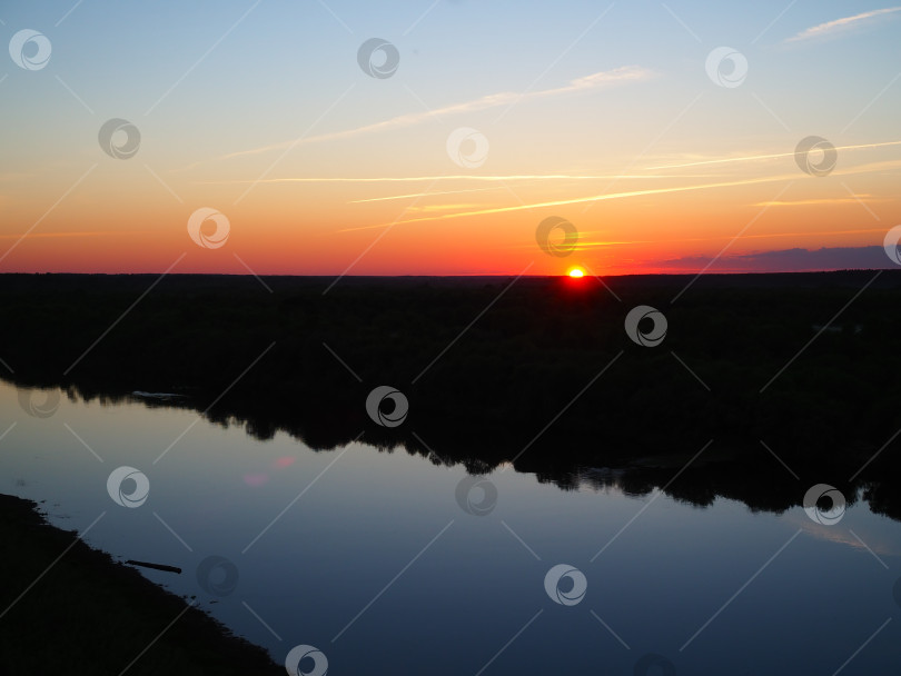 Скачать Закат солнца на берегу речки. фотосток Ozero