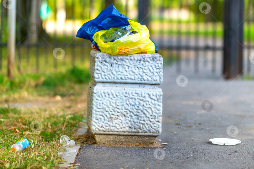Скачать Череповец, Россия, 26 августа 2022 года Мусорный бак с переполненным мусорным баком в городском парке. фотосток Ozero